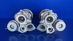 Przykład turbosprężarki z samochodu marki Porsche przygotowanej do diagnostyki i regeneracji.